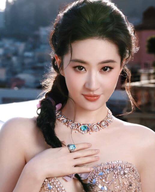 Lưu Diệc Phi là diễn viên Trung Quốc nổi tiếng