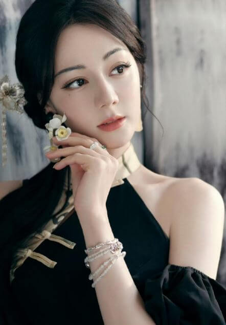 Diễn viên Địch Lệ Nhiệt Ba