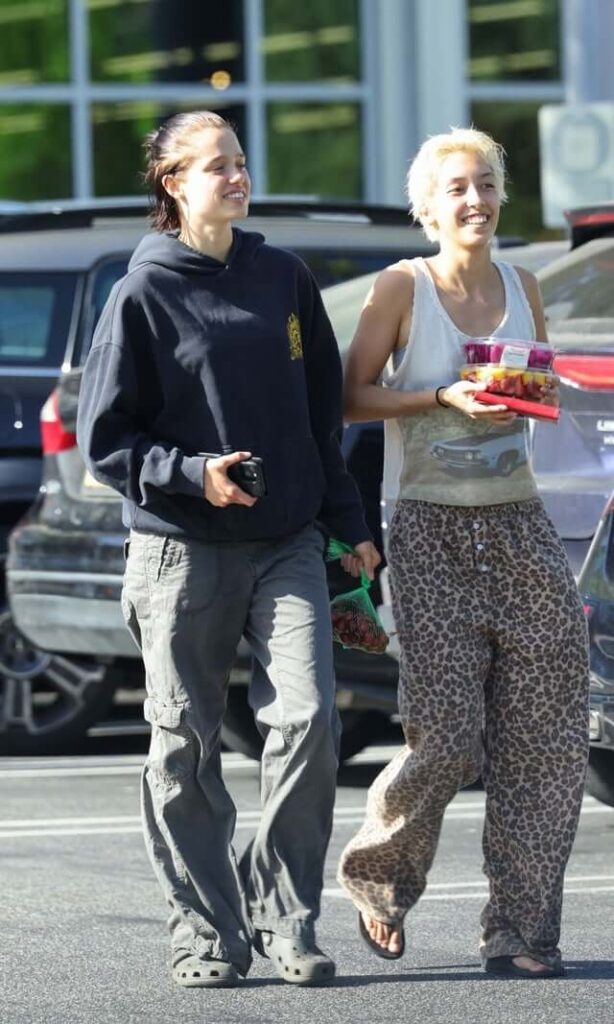 Shiloh Jolie đi mua sắm với bạn gái tin đồn