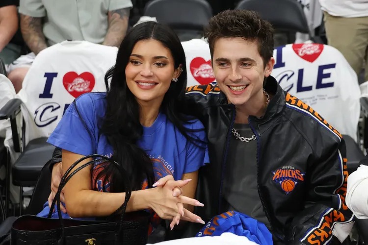 Kylie Jenner và Timothée Chalamet diện đồ đôi tình tứ đi xem bóng rổ, lộ cả khoảnh khắc gọi bạn trai là “daddy” cực ngọt!