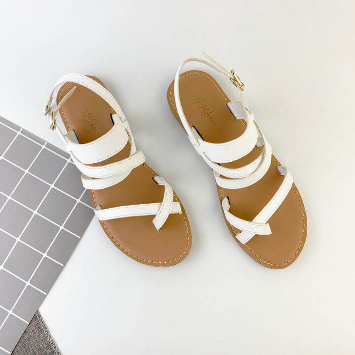 Outfit đi biển không thể thiếu dép sandal