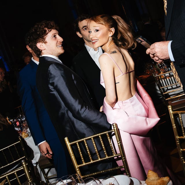 Ariana Grande và Ethan Slater là cặp đôi “phim giả tình thật”