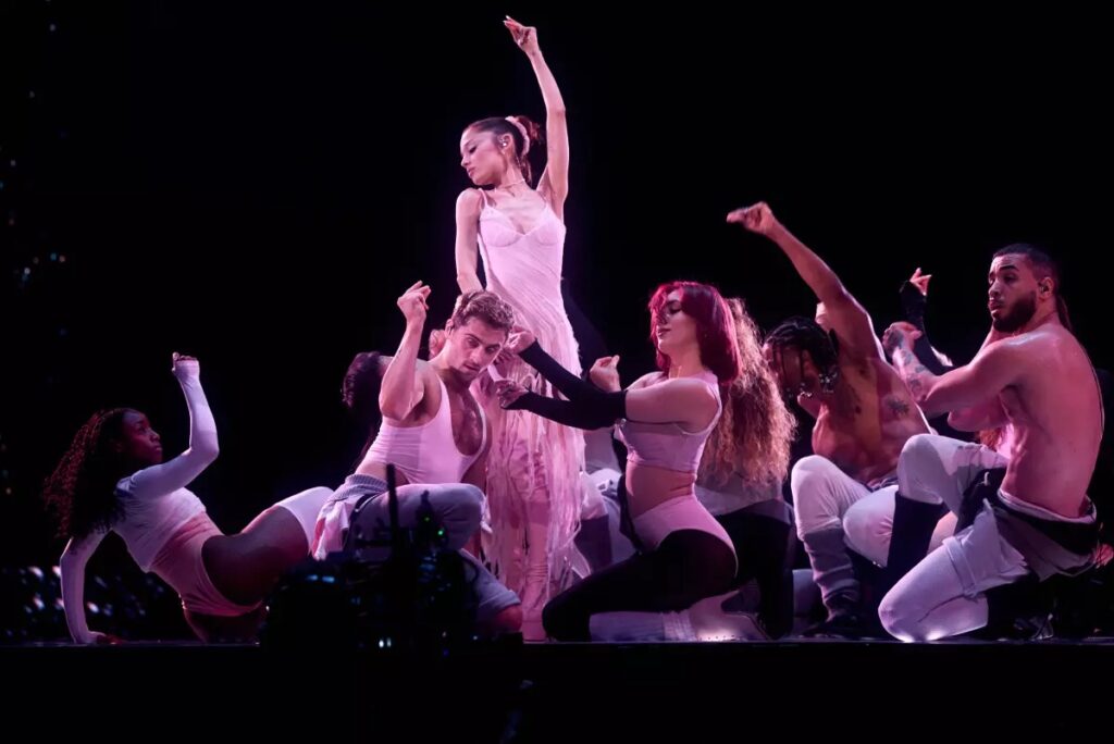 Chuyến lưu diễn này là chuyến lưu diễn đầu tiên của Ariana Grande kể từ năm 2019