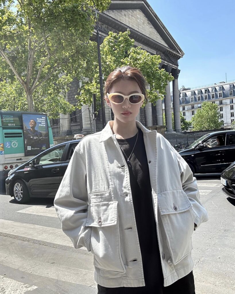 Go Youn Jung với áo khoác denim cá tính