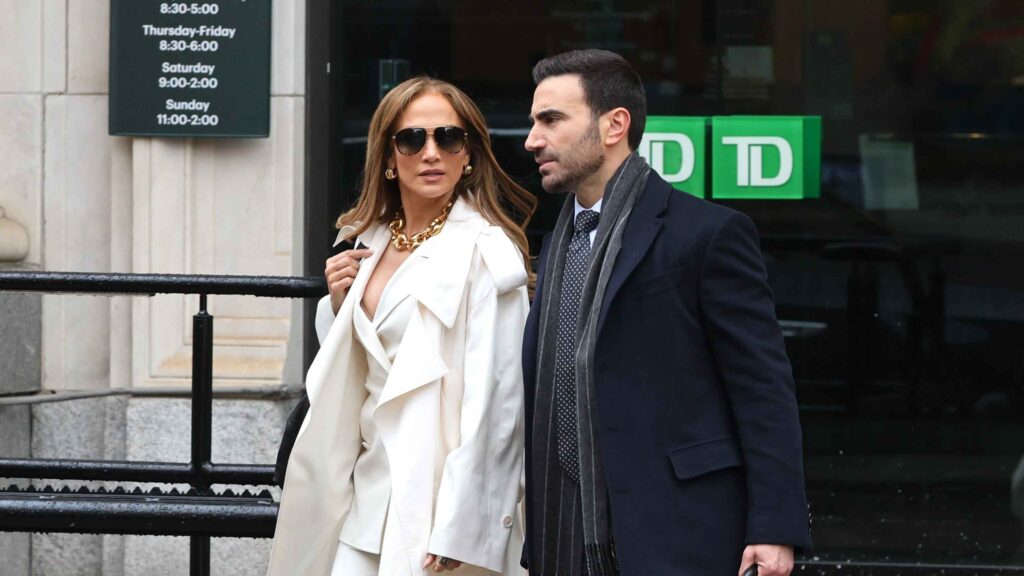 Jennifer Lopez phản hồi tin đồn hẹn hò trai trẻ