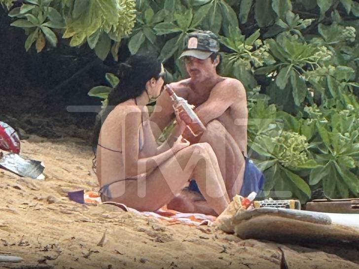 Kendall Jenner và Jacob Elordi hẹn hò trên bãi biển tại Hawaii