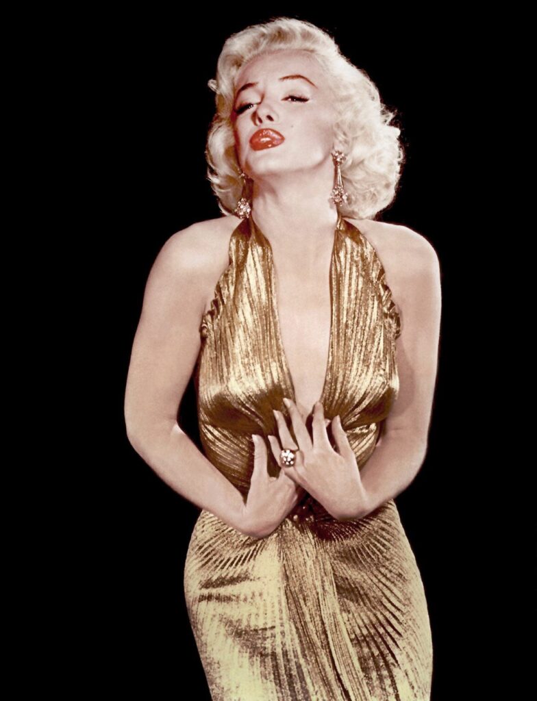 Marilyn Monroe chiếc đầm xếp ly vàng ánh kim rực rỡ