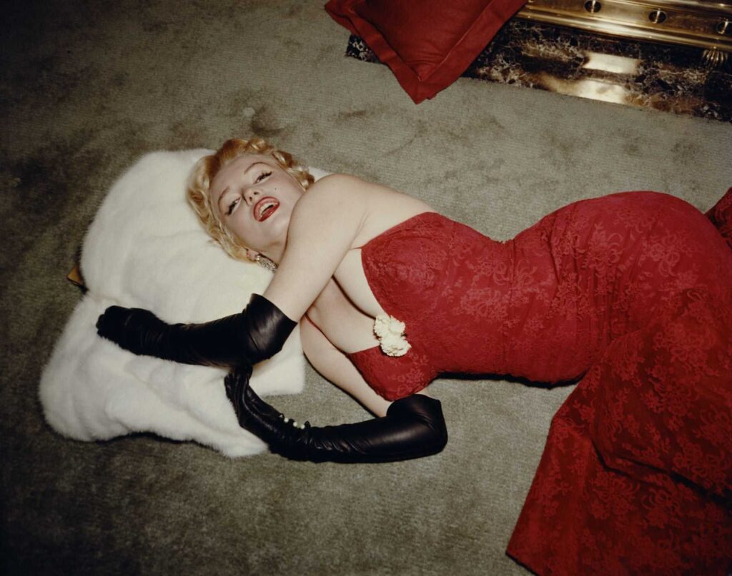 Marilyn Monroe diện chiếc đầm dạ hội bằng gấm ren màu đỏ