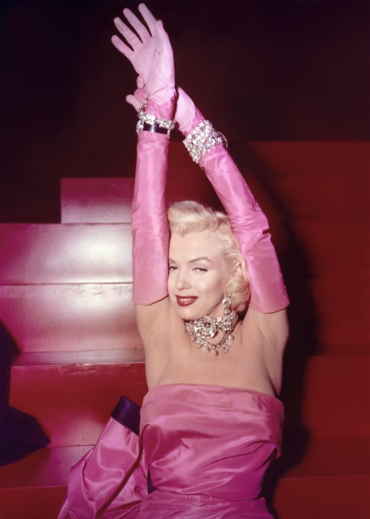 Marilyn Monroe sắc hồng biểu tượng trong Diamonds Are A Girl’s Best Friend
