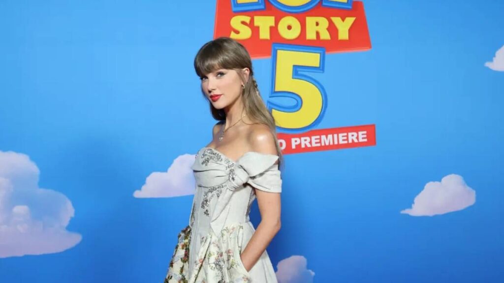 Taylor Swift diện váy tôn dáng tại lễ ra mắt Toy Story 5 Taylor Swift diện váy tôn dáng tại lễ ra mắt Toy Story 5