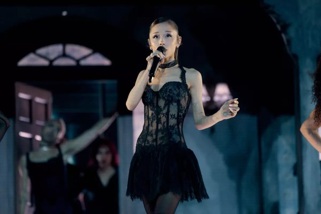 Tour lưu diễn Eternal Sunshine Ariana Grande sau 7 năm: Sức hút quái gở Tour lưu diễn Eternal Sunshine Ariana Grande